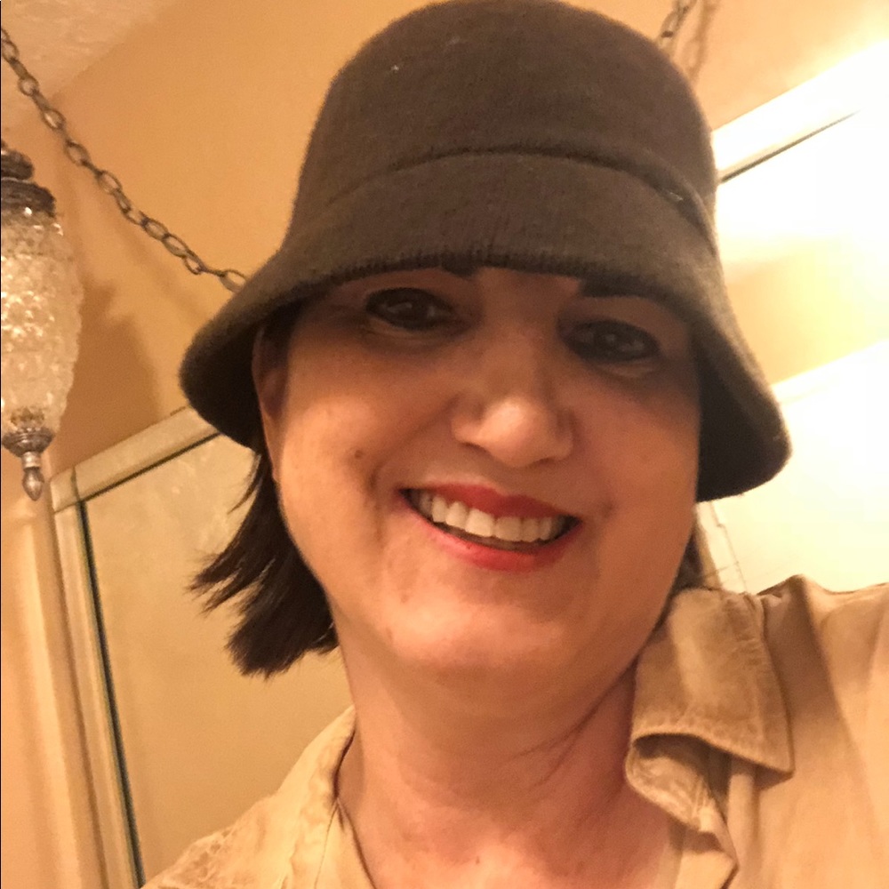 free scarf with brown hat -